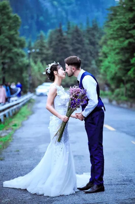 穿着婚纱去穿越_动漫婚纱情侣头像(3)