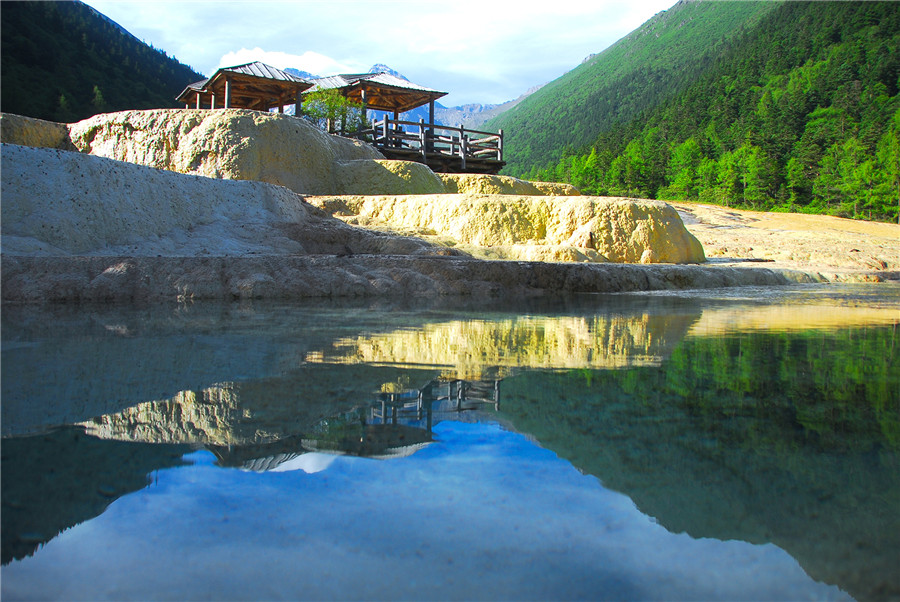 黄龙景区山高林密,气候清爽宜人,青山绿水
