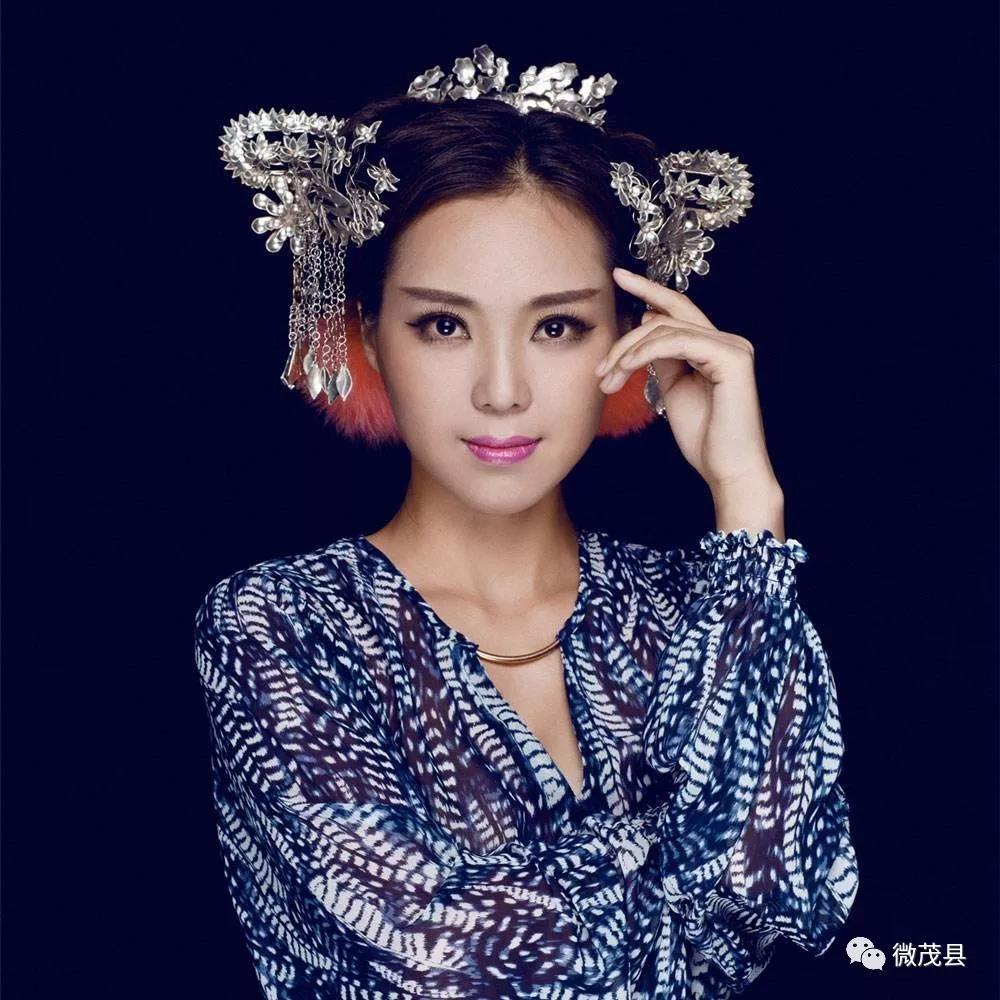今年羌年,我们邀请了羌族本土女歌手云朵,羌族组合康乐兄弟回家过年.