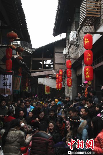 重庆千年古镇摆“千米长宴”